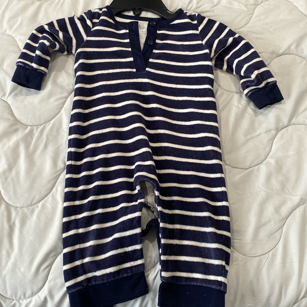 Gap 6-12 warm shorts onesie